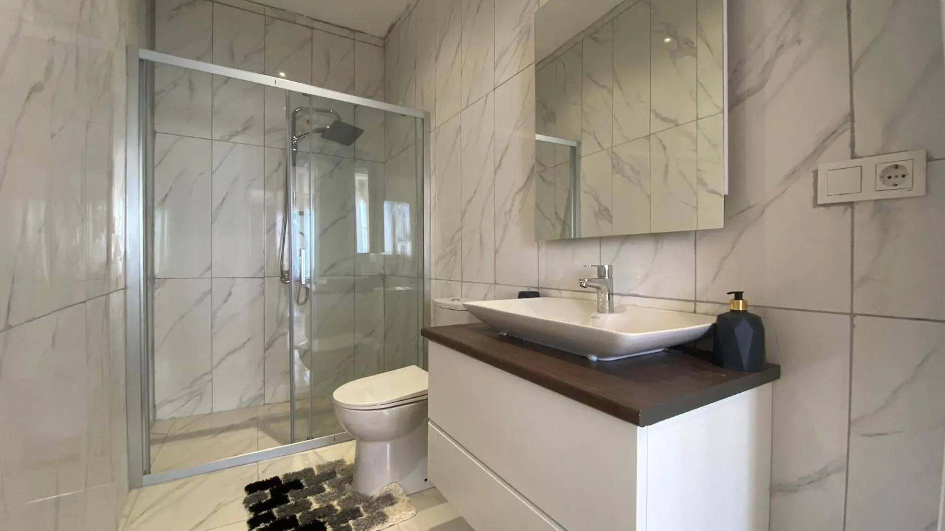Stylish 2Br Apt Lagoon Views Beach Bogazici アパート