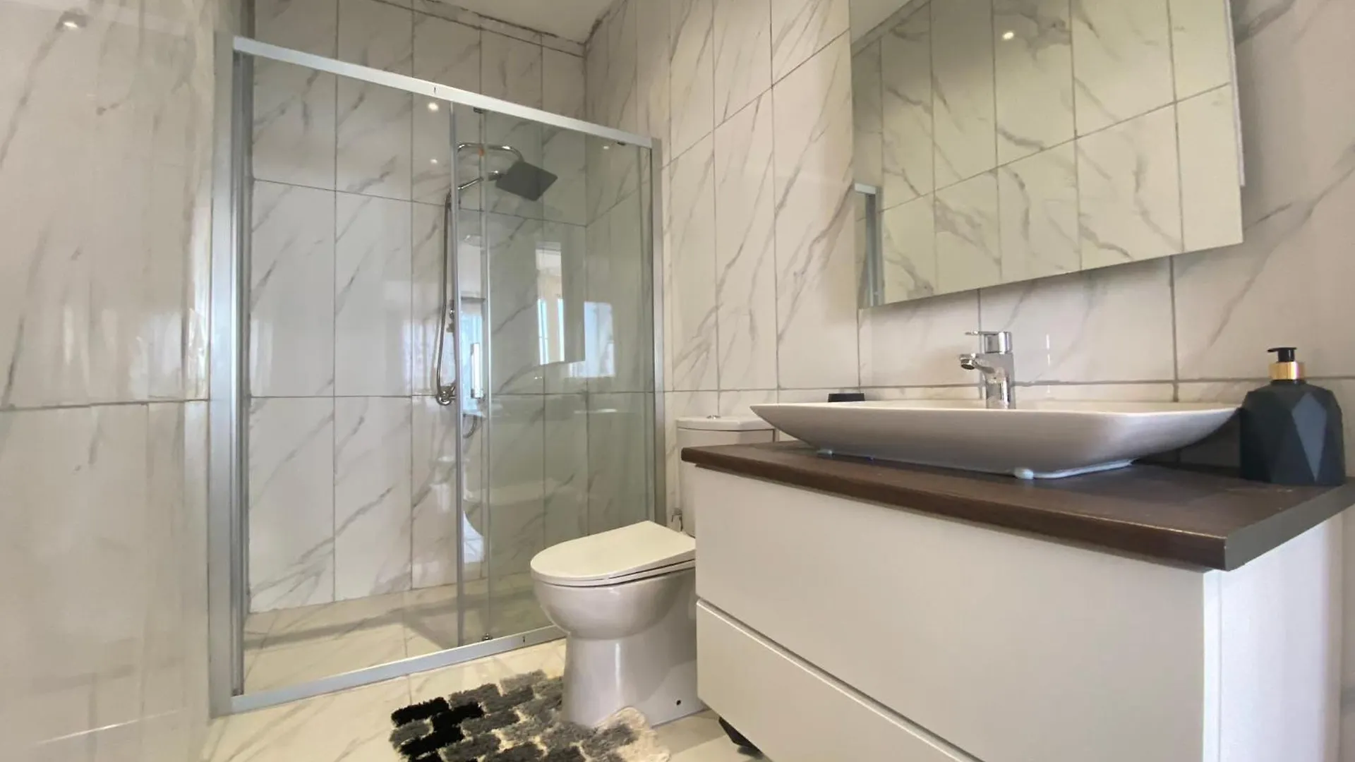 Stylish 2Br Apt Lagoon Views Beach Bogazici アパート