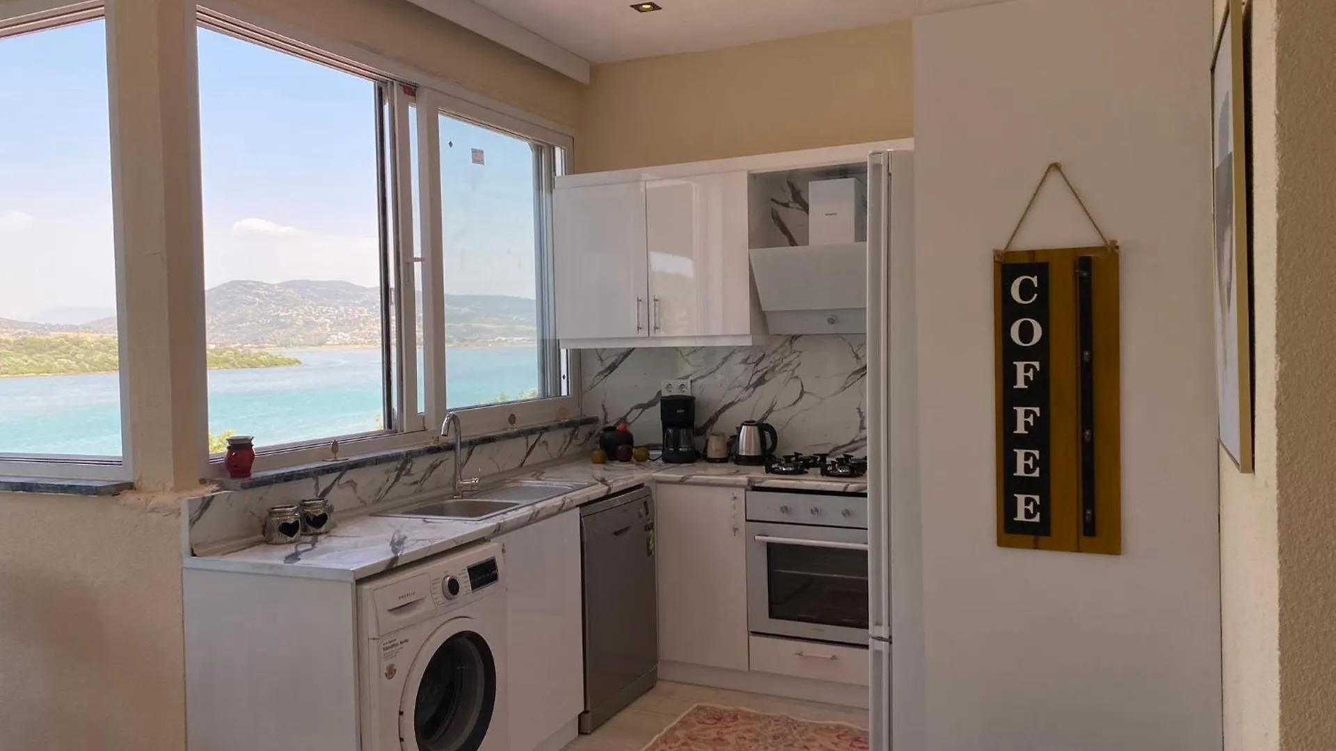 Stylish 2Br Apt Lagoon Views Beach Bogazici アパート