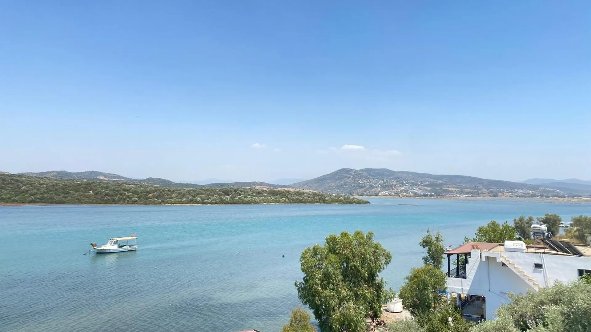 Stylish 2Br Apt Lagoon Views Beach Bogazici